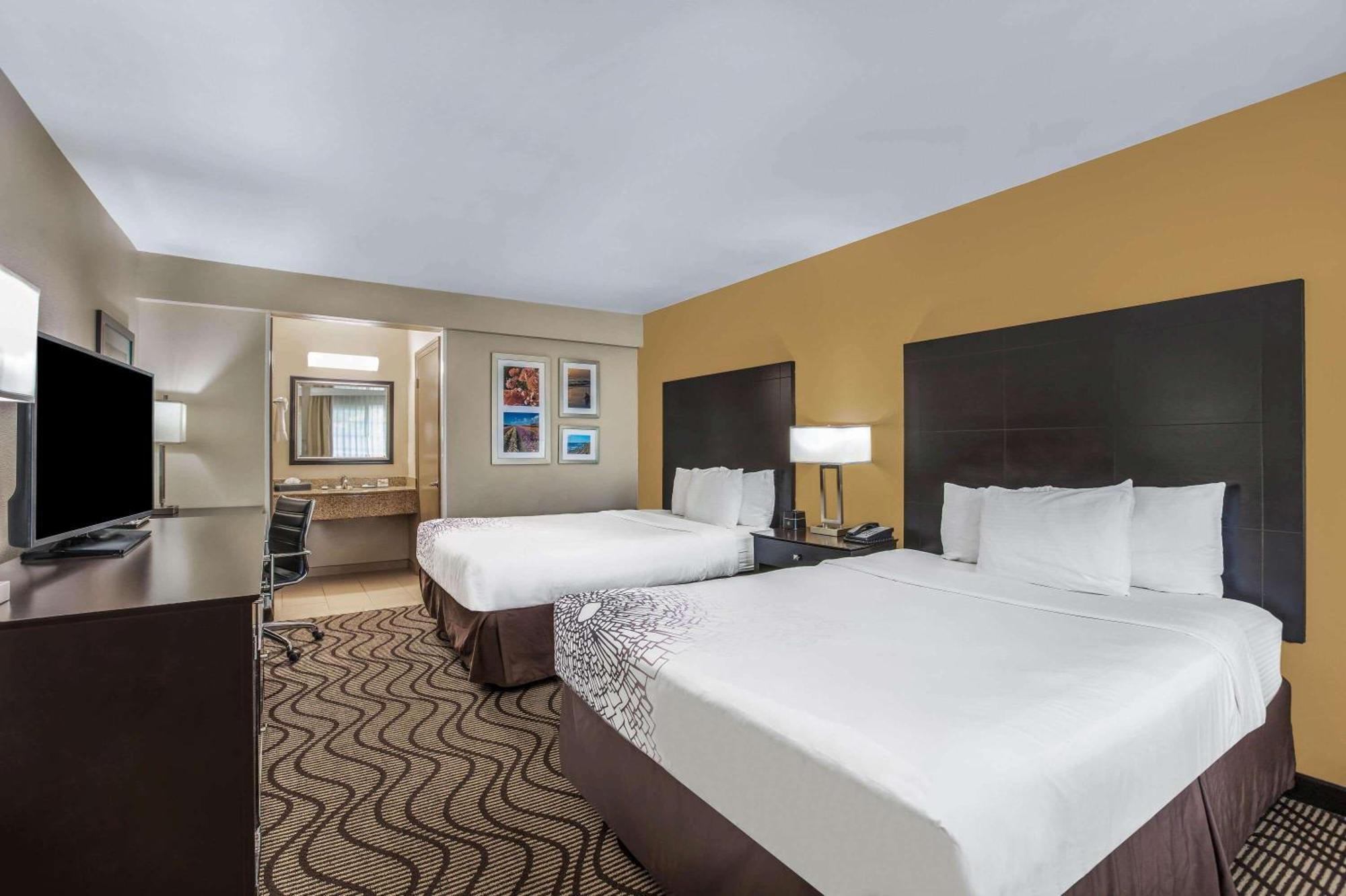 Deluxe Queen Room with Two Queen Beds,1275700402:JPEG