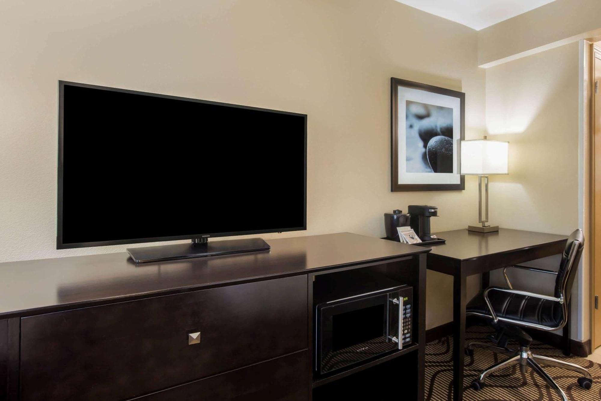 One-Bedroom Family King Suite - Non-Smoking,1275700807:JPEG